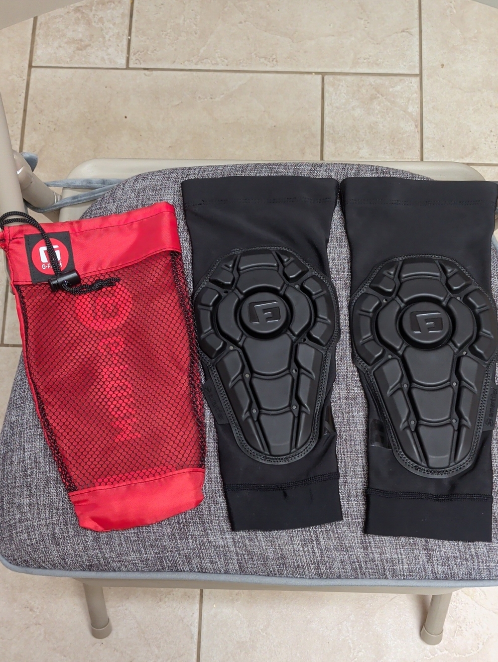 G-form Pro-X3 Youth L/XL matte black
